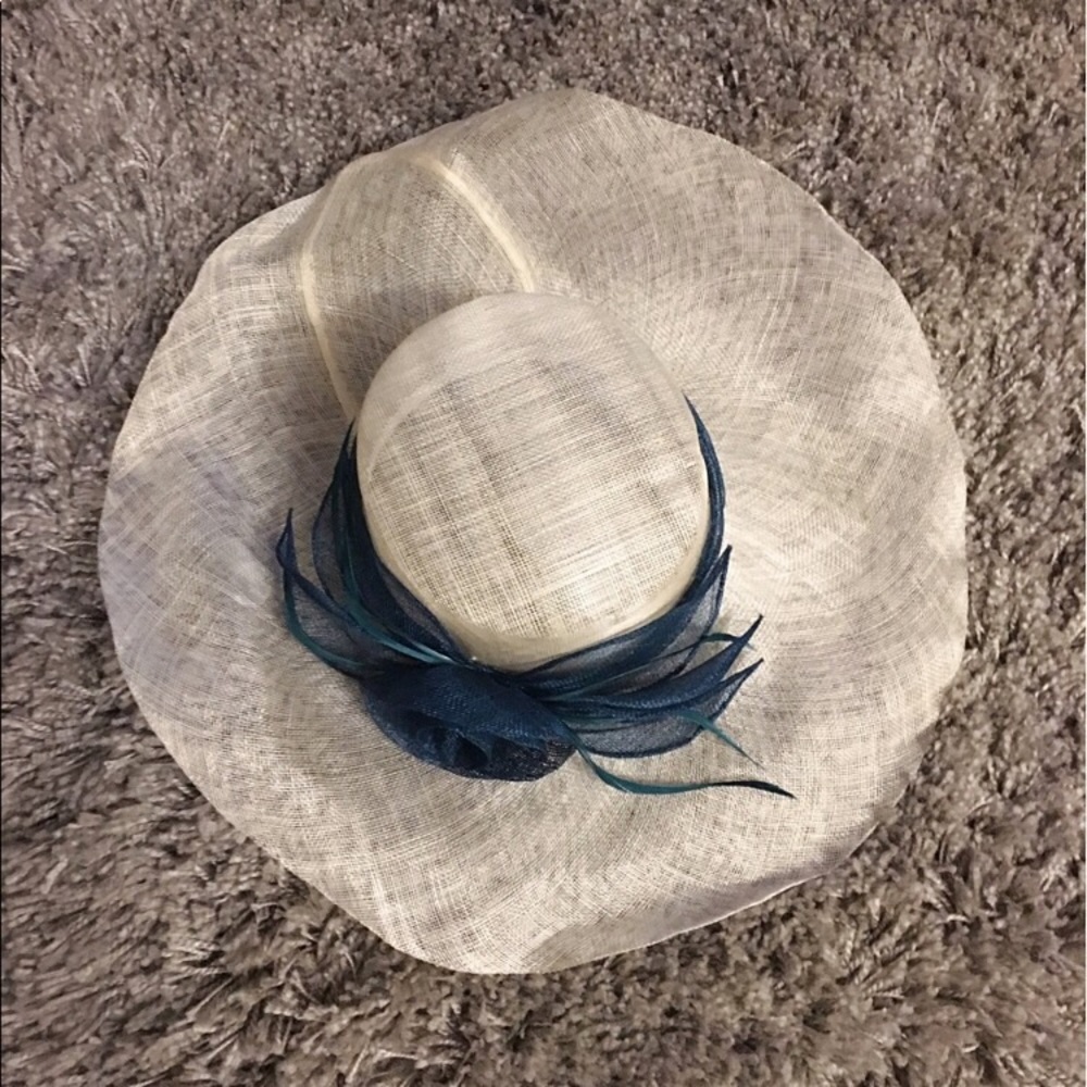 Nordstrom Cream Wide-Brim Hat with Navy Feather Trim
